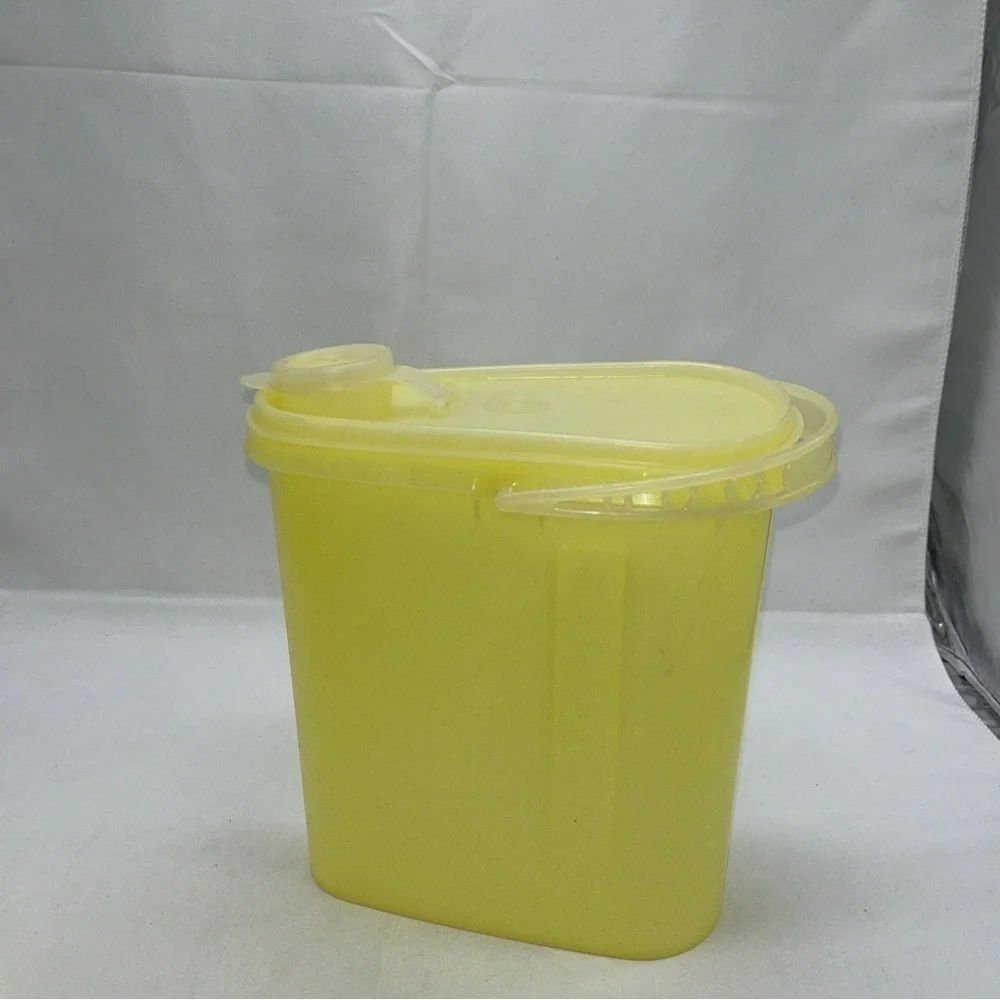 Vintage Tupperware Yellow Beverage Buddy 587 2-Qt Pitcher Pour Seal & Handle ++